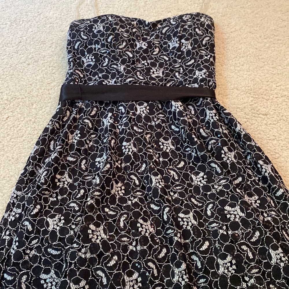 Strapless dress with bow in back
